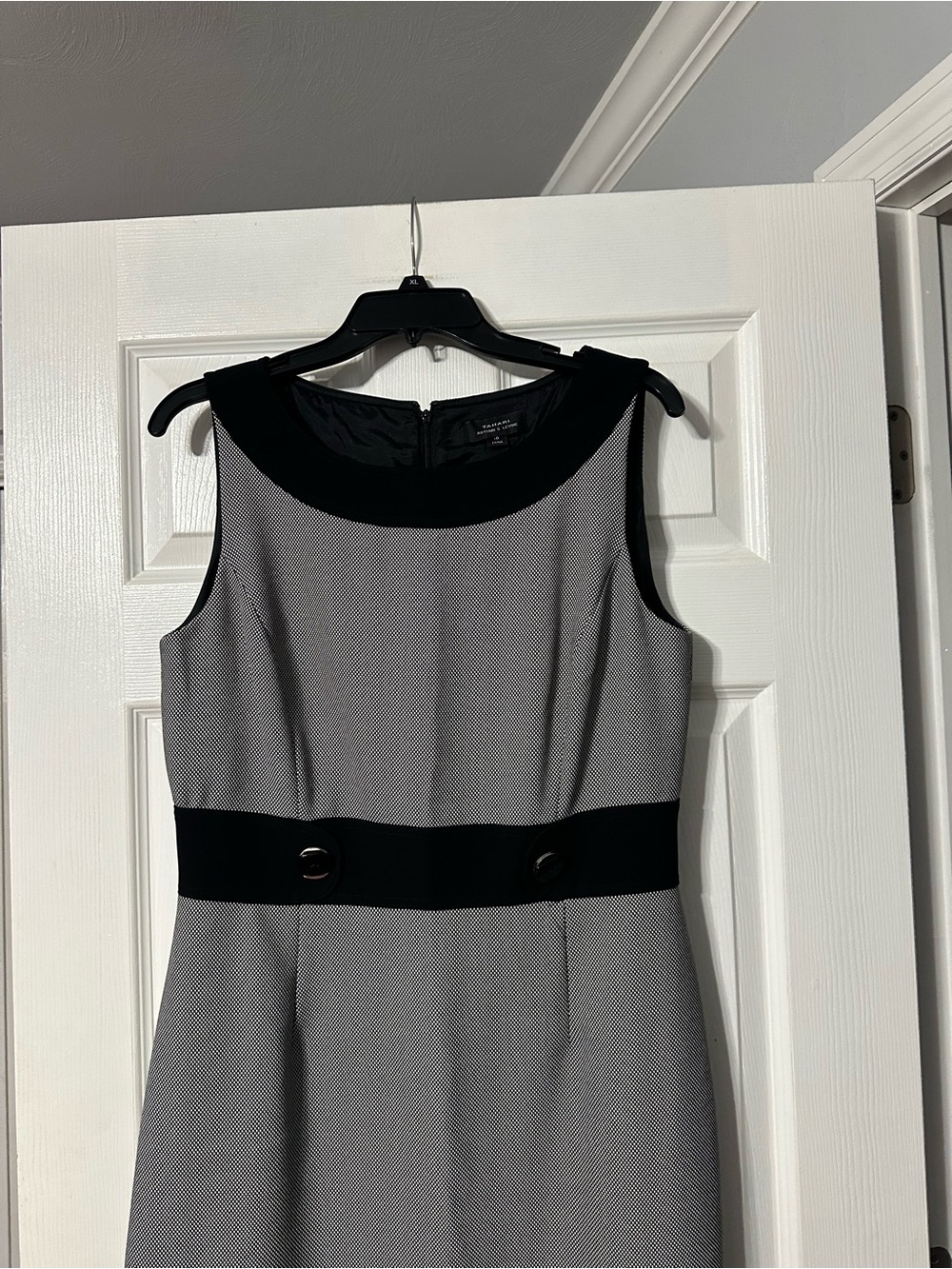 Tahari Arthur S. Levine Black and Gray Sleeveless Sheath Dress - Picture 2 of 15